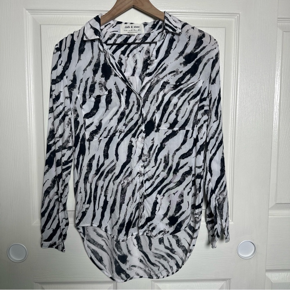 Cloth and Stone Shirt Blouse Womens XS Animal Print Holiday Party Office Work